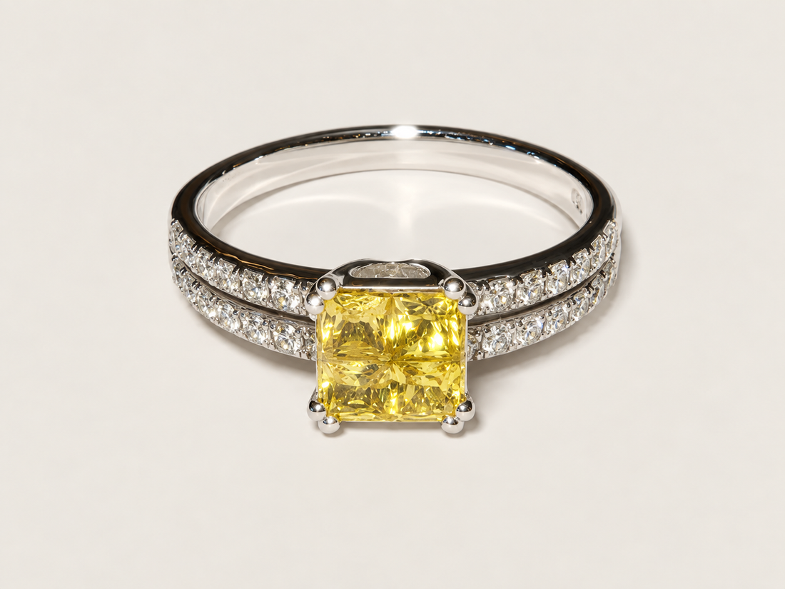 Anel Solara em Ouro Branco 18k, Safira Amarela e Diamantes