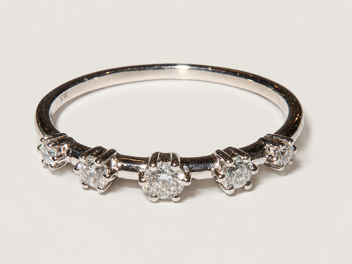 Anel Quinté em Ouro Branco 18k e Diamantes
