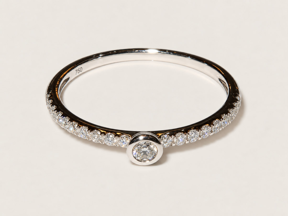 Anel Claire em Ouro Branco 18k e Diamantes
