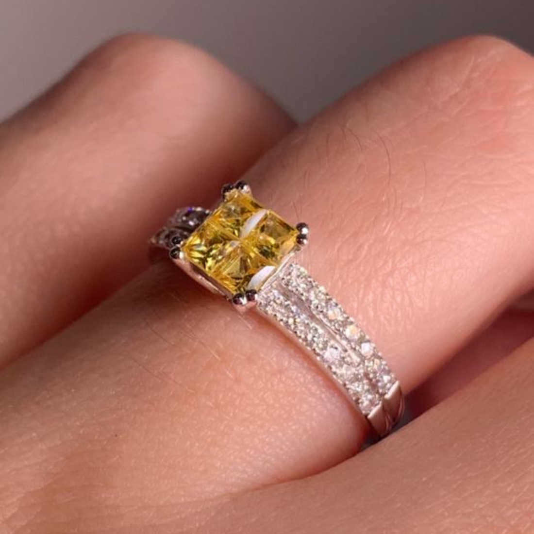 Anel Square Ouro Branco Safiras e Diamantes