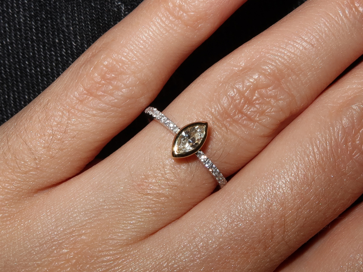 Anel Amélie em Ouro Branco e Amarelo 18k e Diamantes