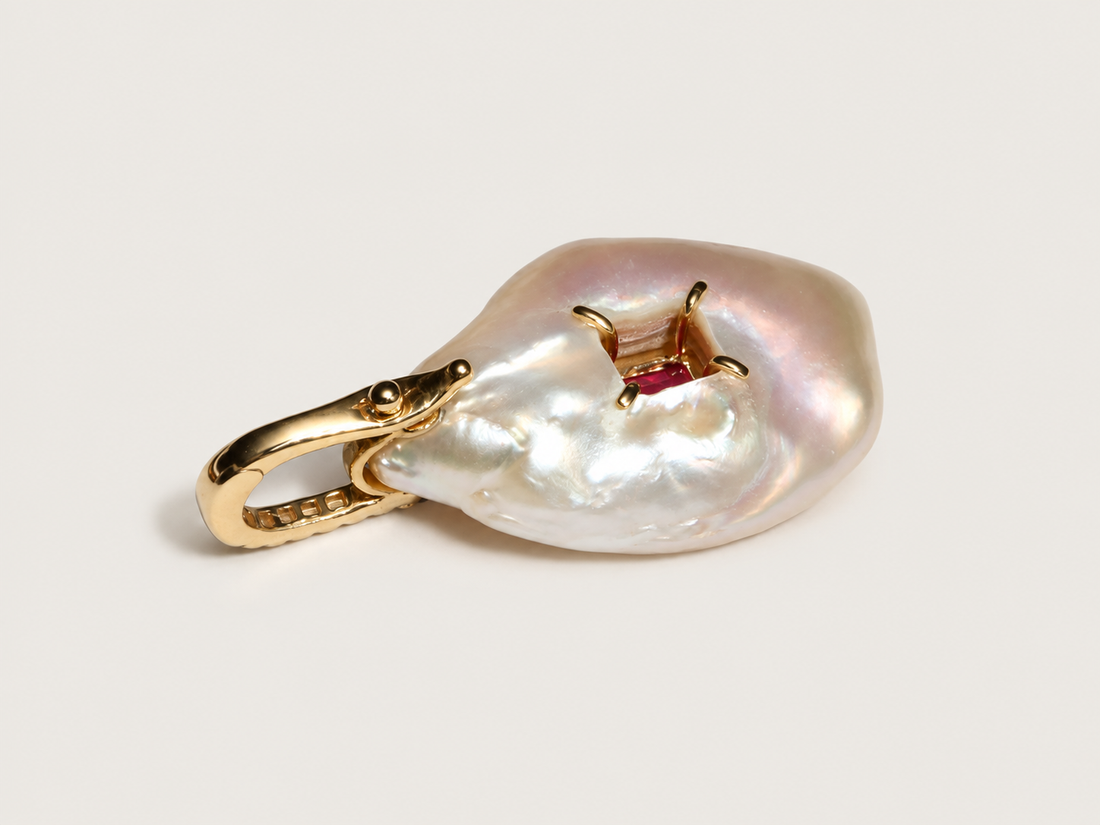Pingente Perla Rubi em Ouro Amarelo 18k, Pérola, Rubi e Diamantes